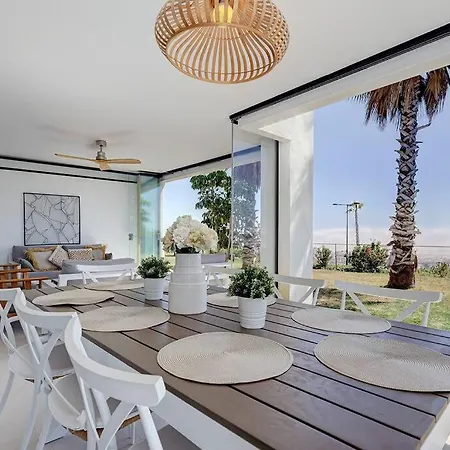 Ground Floor 4 Bedroom @ Hills! *