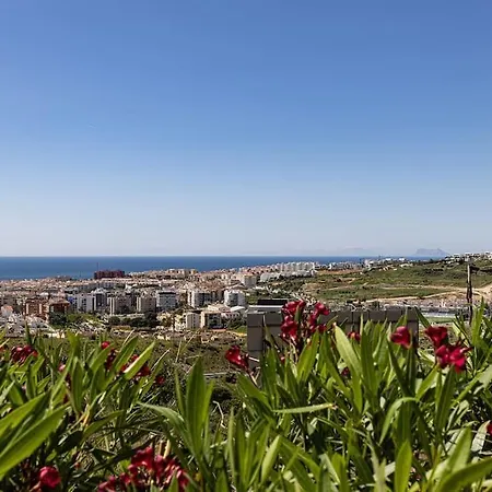 Apartment Ground Floor 4 Bedroom @ Hills! *