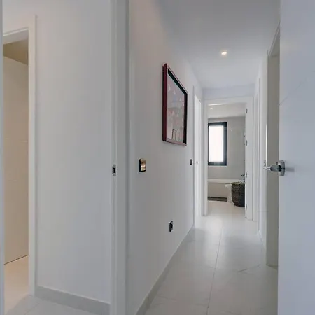 Ground Floor 4 Bedroom @ Hills! *