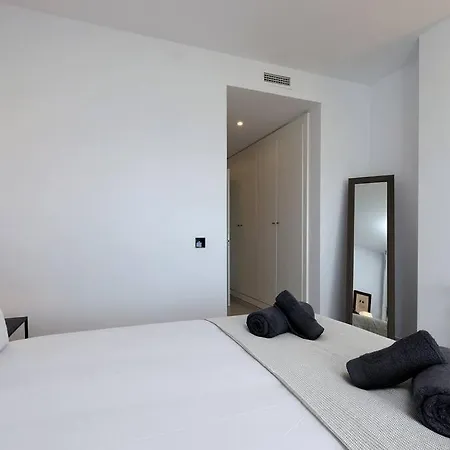 Ground Floor 4 Bedroom @ Hills! Apartment