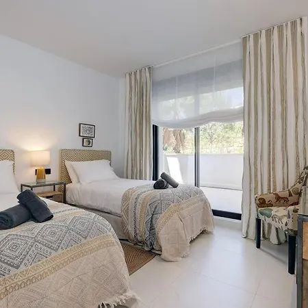 Ground Floor 4 Bedroom @ Hills! *