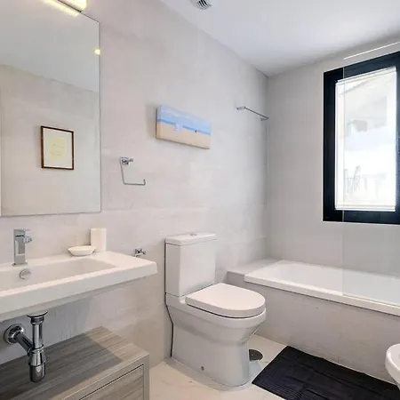 Ground Floor 4 Bedroom @ Hills! Apartment *