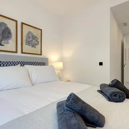 Ground Floor 4 Bedroom @ Hills! Apartment *