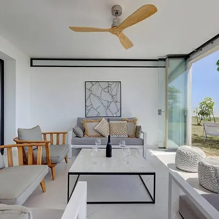 Ground Floor 4 Bedroom @ Hills! Apartment *