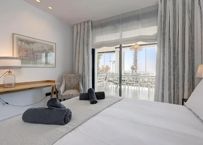 Ground Floor 4 Bedroom @ Hills! 에스테포나